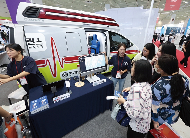 9월 17일 서울 강남구 코엑스 전시장에서 열린 &lsquo;2025 국제 병원의료산업 박람회&rsquo;를 찾은 참가자들이 참여 업체의 설명을 듣고 있다. 사진 뉴시스