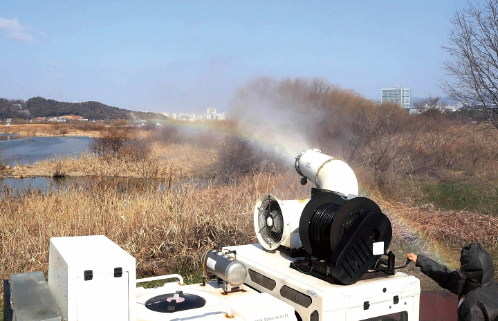 3월 6일 광주 북구 산동교 친수공원 인근 영산강변에서 북구청 동물정책팀 직원들이 철새 도래 시기를 맞아 조류인플루엔자(AI) 예방을 위한 긴급 방역을 하고 있다. 사진 광주 북구