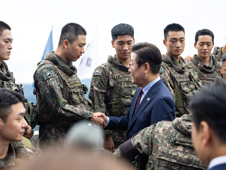이재명 대통령이 9월 12일 강원 화천군 육군 제7보병사단 칠성전망대를 방문해 군 장병들과 악수하고 있다. 사진 대통령실