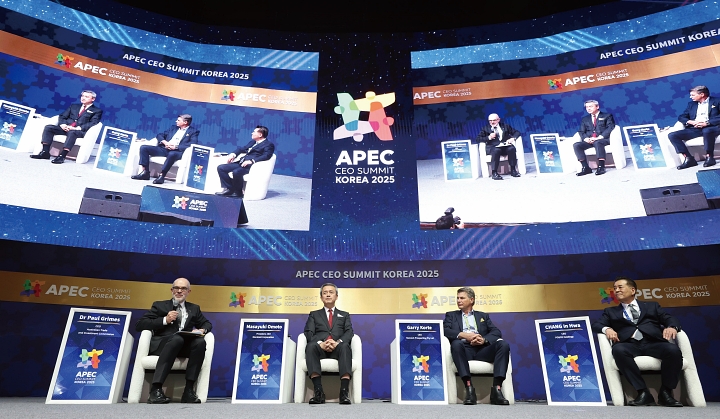 10월 30일 경북 경주예술의전당에서 아시아태평양경제협력체(APEC) 정상회의 최고경영자(CEO) 서밋(Summit) &lsquo;세션 10 : 탄력적이고 친환경적인 글로벌 공급망 구축&rsquo;이 진행되고 있다. 왼쪽부터 폴 그라임스 호주 무역투자위원회 CEO, 마사유키 오모토 마루베니 CEO, 게리 코르테(Garry Korte) 핸콕 프로스펙팅 CEO, 장인화 포스코그룹 회장. 사진 공동취재단
