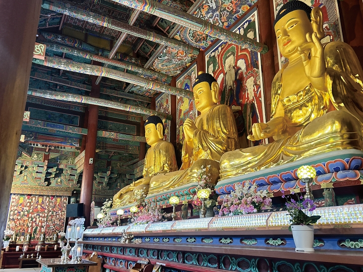 법주사 대웅보전에 있는 ‘소조비로자나삼불좌상’. 사진 박근희 객원기자