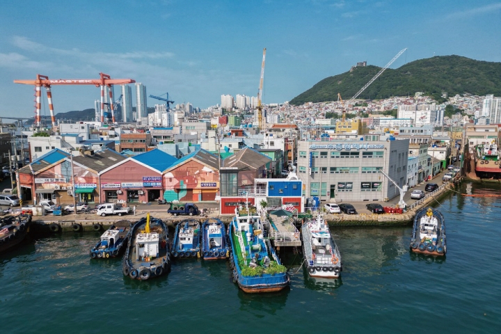 우리나라 근대 조선의 발상지이자 수리조선 1번지로 꼽히는 부산 영도구 대평동 일대는 문화와 예술을 접목한 &lsquo;깡깡이예술마을&rsquo;로 거듭났다. 사진 부산시청