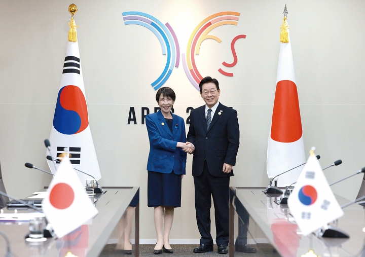 이재명 대통령과 다카이치 사나에 일본 총리가 10월 30일 경북 경주시 APEC 정상회의장에서 기념촬영을 하고 있다. 사진 뉴시스