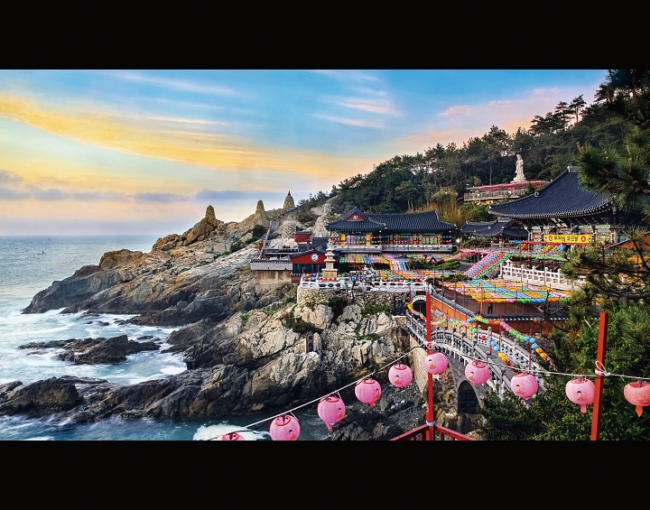 바다 쪽으로 나 있는 ‘용두암’을 시작으로 사찰 곳곳의 전각 등을 이으면 꿈틀거리는 용의 형상을 볼 수 있다. 사진 부산시