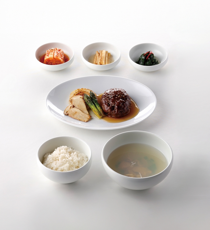 11월 1일 한중 정상 국빈 만찬 메뉴로 준비한 자연송이와 구운 야채를 곁들인 한우 떡갈비 구이, 햅쌀밥과 백합국. 반찬으로 취나물, 더덕구이, 배추김치. 사진 대통령실