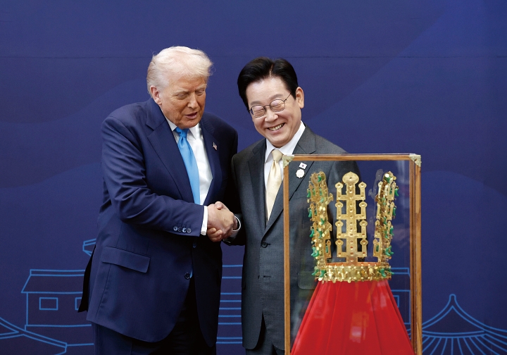 이재명 대통령이 10월 29일 경북 국립경주박물관에서 열린 공식 환영식에서 도널드 트럼프 미국 대통령에게 ‘천마총 금관 모형’을 선물하고 있다. 사진 뉴시스