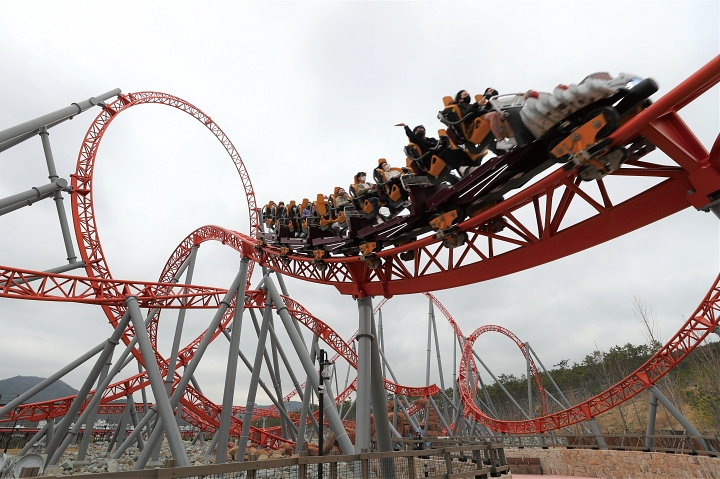 오시리아 관광단지 내 롯데월드 어드벤처 부산에서 관람객들이 놀이기구를 체험하고 있다. 사진 조선일보 DB