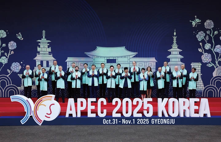 이재명 대통령이 11월 1일 경북 경주화백컨벤션센터에서 2025년 아시아태평양경제협력체(APEC) 정상회의에 참석한 각국 정상들과 옥색 한복 목도리를 하고 단체 기념촬영을 하고 있다. 사진 뉴시스