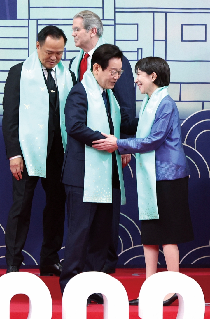 이재명 대통령이 11월 1일 경북 경주화백컨벤션센터에서 열린 2025년 APEC 정상회의 공식 기념촬영 행사에서 다카이치 사나에 일본 총리와 인사하고 있다. 사진 뉴시스