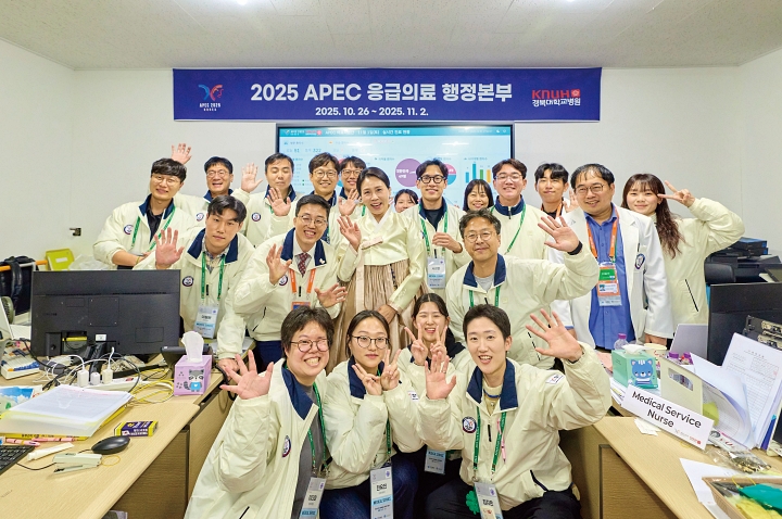 김혜경 여사가 11월 1일 APEC 정상회의 현장진료소를 방문해 의료지원팀을 격려한 뒤 기념촬영을 하고 있다. 사진 대통령실