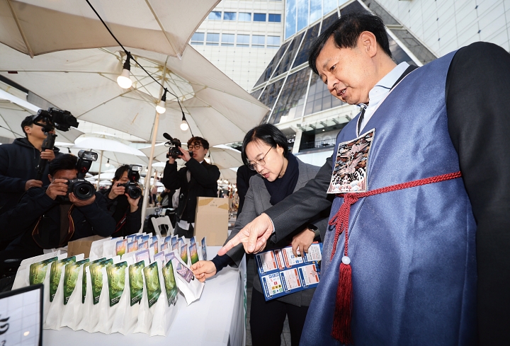 구윤철 부총리 겸 기획재정부 장관과 한성숙 중소벤처기업부 장관이 11월 2일 서울 중구 두타몰 광장에서 열린 코리아 그랜드 페스티벌 ‘모두의 동행’에 참석해 커피 제품을 살펴보고 있다.