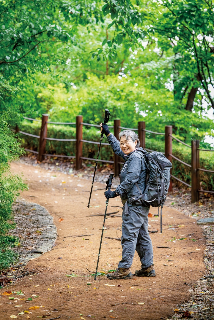 70세에 홀로 800㎞ 산티아고 순례길 걷기를 완주한 &lsquo;얼룩이 할머니&rsquo; 강정숙 씨가 10월 대전 수도산에서 당시의 복장 그대로 포즈를 취하고 있다. 사진 C영상미디어