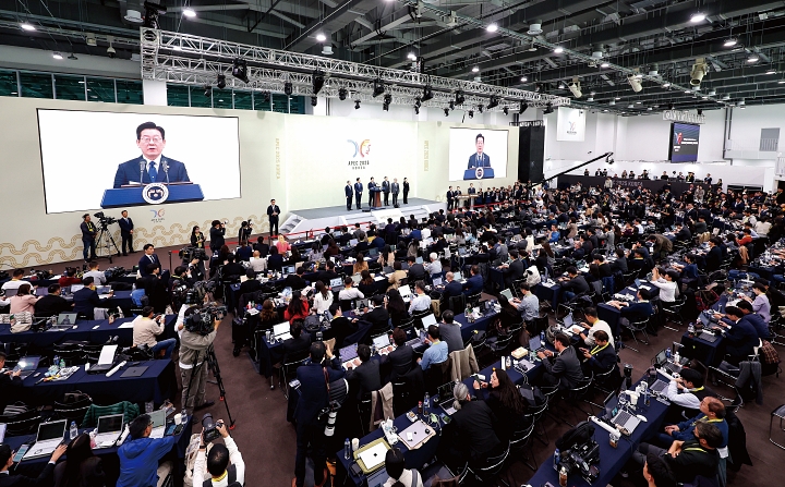 11월 1일 경북 경주화백컨벤션센터에 마련된 2025년 APEC 정상회의 국제미디어센터가 국내외 취재진의 취재 열기로 뜨겁다. 사진 뉴시스