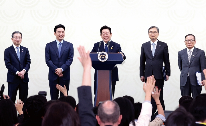 이재명 대통령이 11월 1일 경북 경주화백컨벤션센터에 마련된 2025년 APEC 정상회의 국제미디어센터에서 열린 기자회견에서 취재진의 질문을 받고 있다. 사진 뉴시스