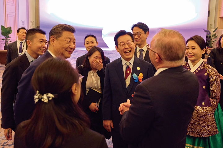 이재명 대통령과 김혜경 여사가 10월 31일 경북 라한셀렉트경주에서 열린 2025년 APEC 정상회의 만찬에서 시진핑 중국 국가주석 등 참석자들과 대화하고 있다. 사진 대통령실