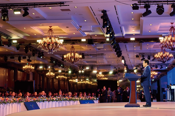 이재명 대통령이 10월 31일 경북 라한셀렉트경주에서 열린 2025년 APEC 정상회의 만찬에서 환영사를 하고 있다. 사진 대통령실