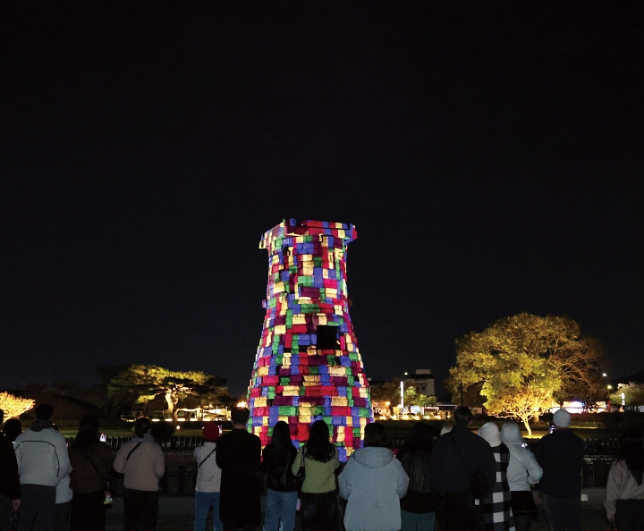 2025년 아시아태평양경제협력체(APEC) 정상회의 주간인 10월 28일 오후 경북 경주시 인왕동 첨성대에서 미디어아트가 펼쳐지고 있다. 사진 뉴시스