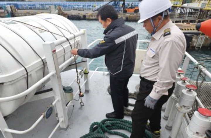 연안여객선에 설치된 구명 뗏목을 점검 중인 모습. 사진 해양수산부