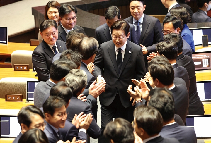 이재명 대통령이 11월 4일 서울 영등포구 국회에서 2026년 예산안에 대한 시정연설을 마친 뒤 의원들과 인사를 하고 있다. 사진 뉴시스
