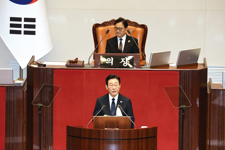 이재명 대통령이 11월 4일 오전 서울 영등포구 국회 본회의장에서 2026년 예산안 및 기금운용계획안에 대한 시정연설을 하고 있다. 사진 뉴시스