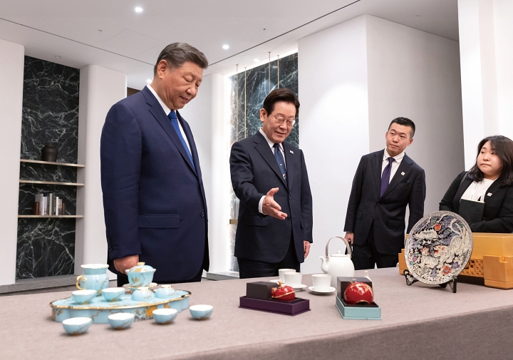 이재명 대통령이 11월 1일 한중 정상회담에 앞서 시진핑 중국 국가주석에게 최고급 바둑판 세트와 나전칠기 쟁반을 선물하고 있다. 사진 대통령실