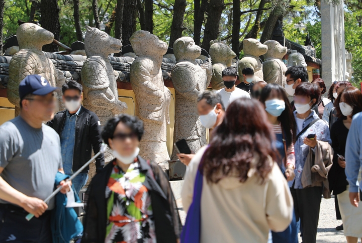 십이지신상 앞에서 방문객들이 각자의 띠를 찾아보며 기념사진을 남기고 있다. 사진 조선일보 DB