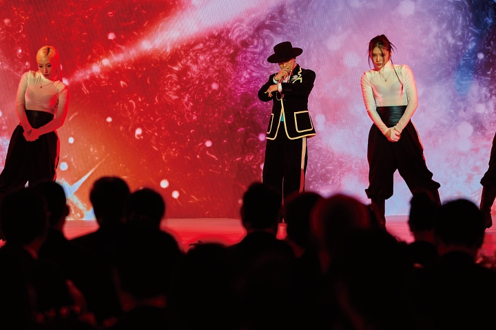 가수 지드래곤이 10월 31일 경북 라한셀렉트경주에서 열린 2025년 APEC 정상회의 만찬에서 공연을 펼치고 있다. 사진 대통령실