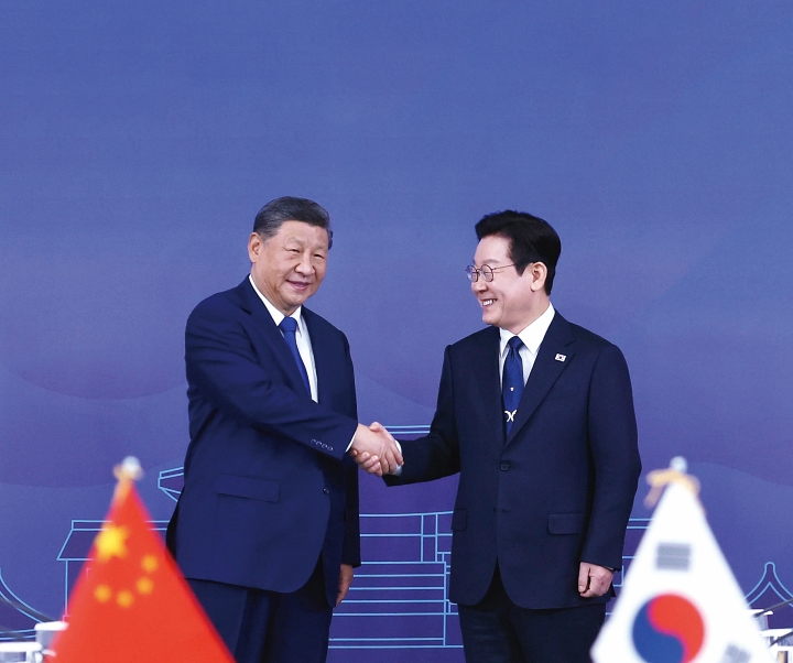 이재명 대통령과 시진핑 중국 국가주석이 11월 1일 경북 경주박물관에서 열린 한중 정상회담에 앞서 기념촬영을 하고 있다. 사진 뉴시스