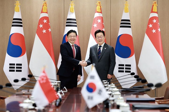 이재명 대통령과 로런스 웡 싱가포르 총리가 11월 2일 용산 대통령실에서 열린 한&middot;싱가포르 정상회담에 앞서 기념촬영을 하고 있다. 사진 뉴시스