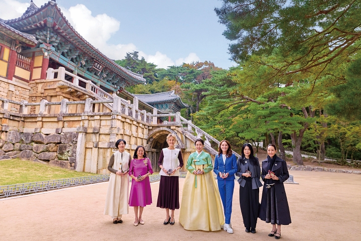 김혜경 여사가 10월 31일 경북 경주 불국사에서 열린 2025년 APEC 정상회의 배우자 초청 행사에서 참석자들과 기념촬영을 하고 있다. 사진 대통령실