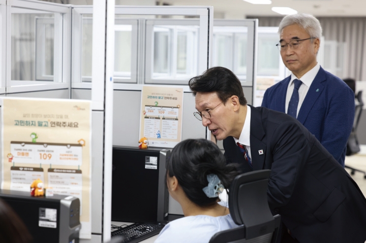 김민석 국무총리가 9월 12일 서울 중구 한국생명존중희망재단을 방문해 전화 상담사를 격려하고 있다. 사진 국무조정실