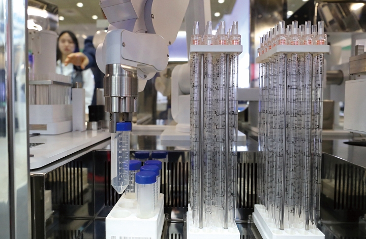 5월 7일 오후 서울 강남구 코엑스에서 열린 &lsquo;바이오코리아 2025&rsquo;를 찾은 관람객들이 부스를 둘러보고 있다. 사진 뉴시스