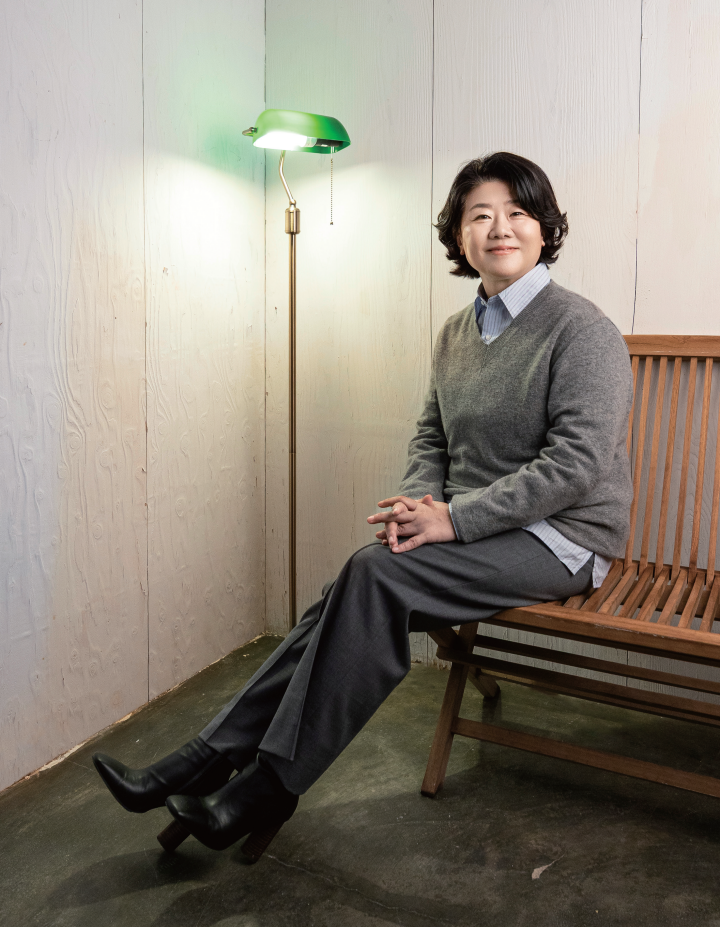 지난 9월 10일 열린 ‘2025년 자살예방의 날’ 기념식에서 자살예방 공익광고에 출연해 진정성 있는 메시지로 자살예방과 생명존중 문화 확산에 기여한 공로로 보건복지부장관 표창을 받은 배우 이정은 씨. 사진 C영상미디어