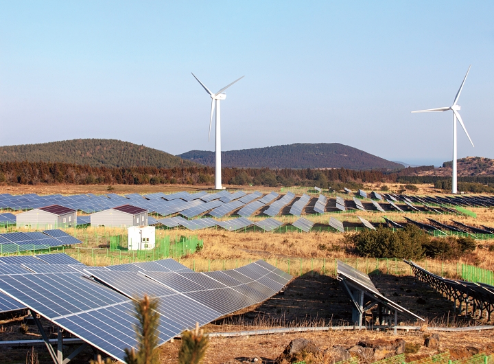 제주 서귀포시 표선면 가시리국산화풍력발전단지 내에 풍력발전과 태양광발전 시설이 들어서 있다. 사진 조선DB 10