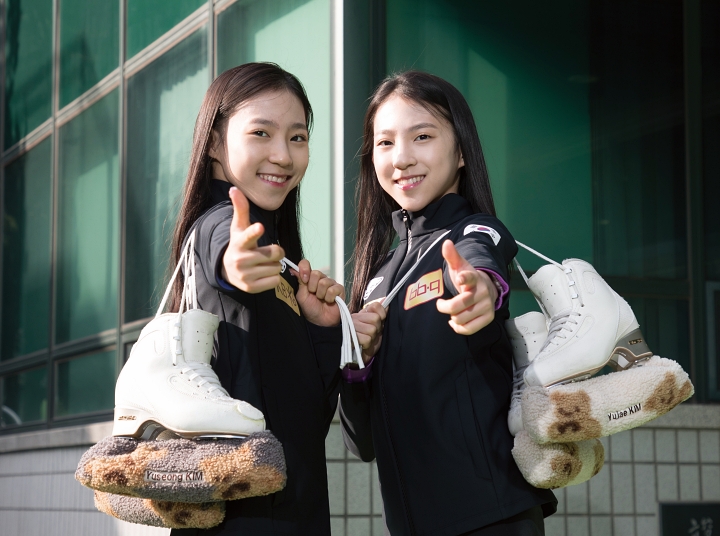 2024년 2월 16일 서울 노원구 태릉국제스케이트장에서 피겨 국가대표로 나란히 선발된 김유성(왼쪽)·김유재 쌍둥이 자매가 포즈를 취하고 있다. 사진 조선DB