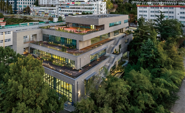 부산 사상구의 ‘주례열린도서관’은 누구나 편히 이용할 수 있는 도서관으로 공공건축의 본질을 잘 보여준다. 사진 국토교통부