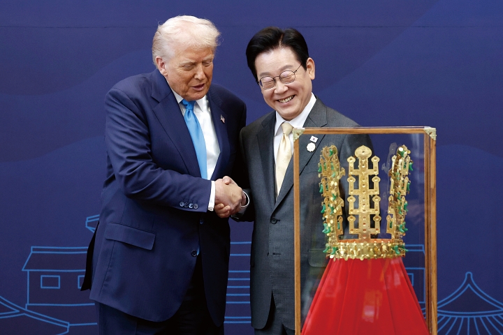 이재명 대통령이 10월 29일 경북 국립경주박물관에서 도널드 트럼프 미국 대통령에게 &lsquo;천마총 금관&rsquo; 모형을 선물했다. 사진 뉴시스