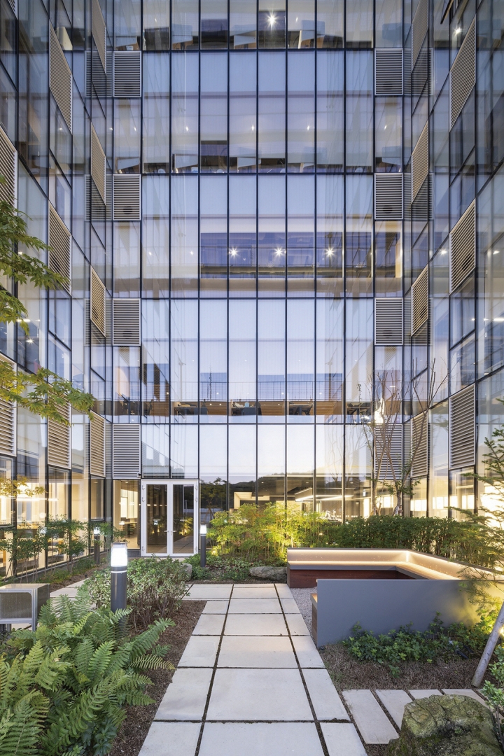 경기 성남시에 위치한 &lsquo;WHITE STRIPE&rsquo;는 복잡한 도심 속 단정한 외관으로 눈길을 끈다