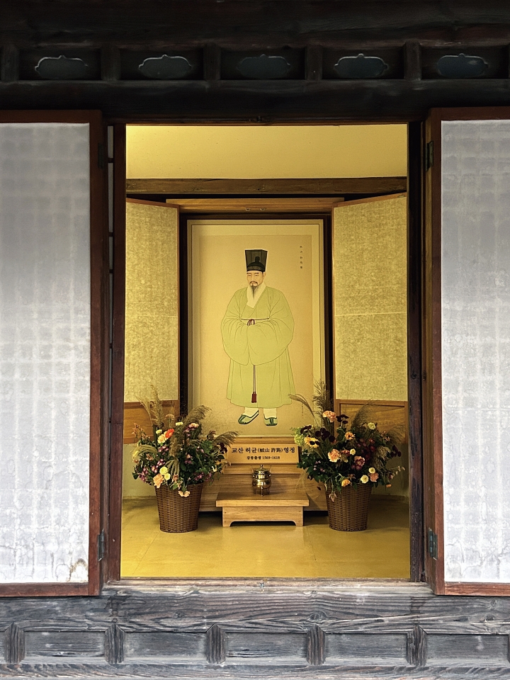 ‘허균·허난설헌기념공원’의 전시관에 걸려 있는 허균의 초상화.