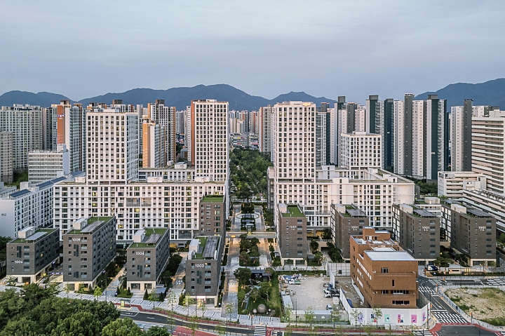 서울 강동구의 ‘e편한세상 고덕 어반브릿지’는 열린공간으로 커뮤니티 속 주거공간의 역할과 책임을 구현하고 있다