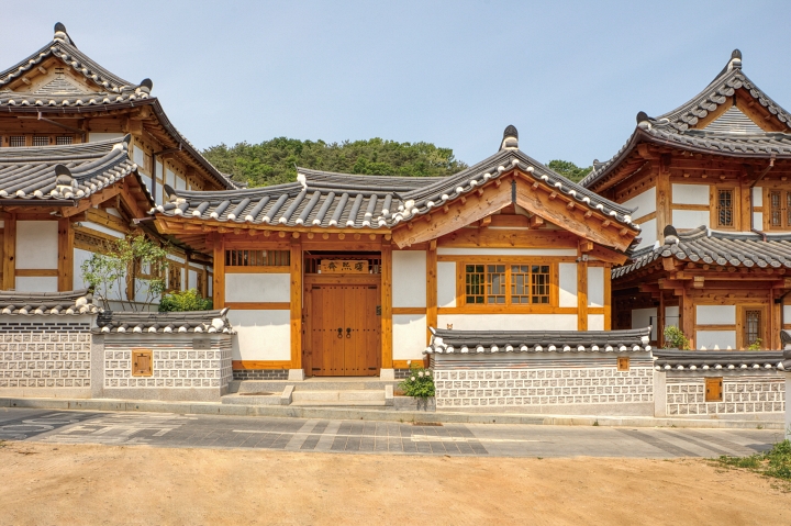 서울 은평구 한옥주택 ‘서희재’는 주변의 자연경관을 하나의 차경(借景)으로 받아들인 건축적 미학이 돋보인다. 사진 국토교통부