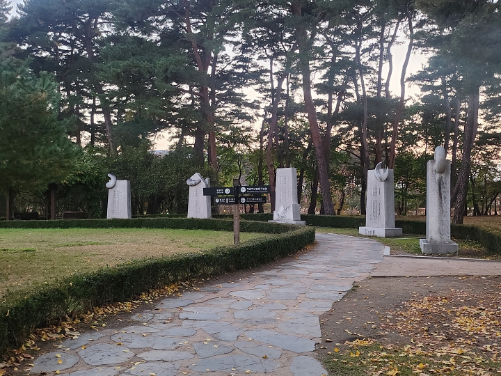 허균과 허난설헌을 비롯해 허씨 가문 5인의 시가 새겨진 ‘오문장비’.