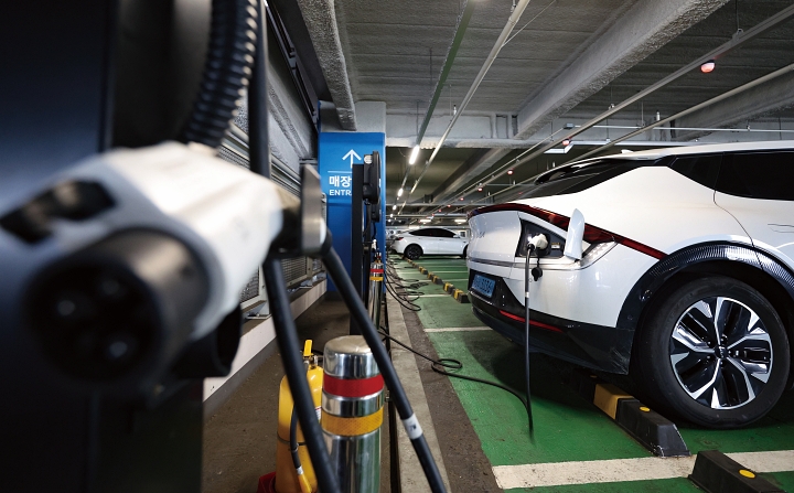 서울 시내 한 쇼핑몰에 설치된 전기자동차 충전소 모습. 사진 뉴시스