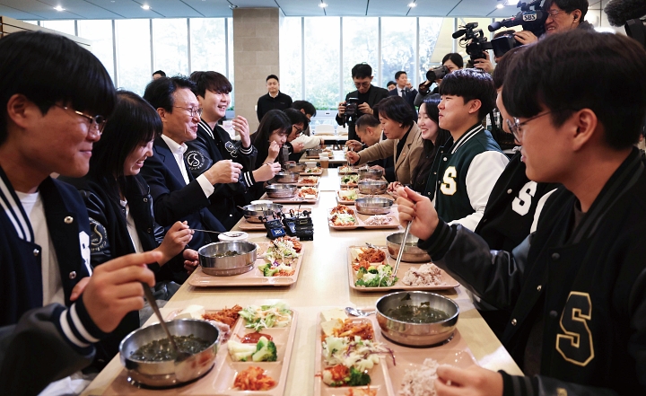 김민석 국무총리가 11월 17일 서울 종로구 성균관대학교에서 학생들과 함께 &lsquo;천원의 아침밥&rsquo; 식사를 하며 이야기를 나누고 있다. 사진 뉴시스