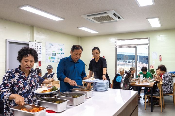 태양광발전 수익금으로 무료로 운영되는 마을식당에서 주민들이 점심식사를 하고 있다. 사진 C영상미디어