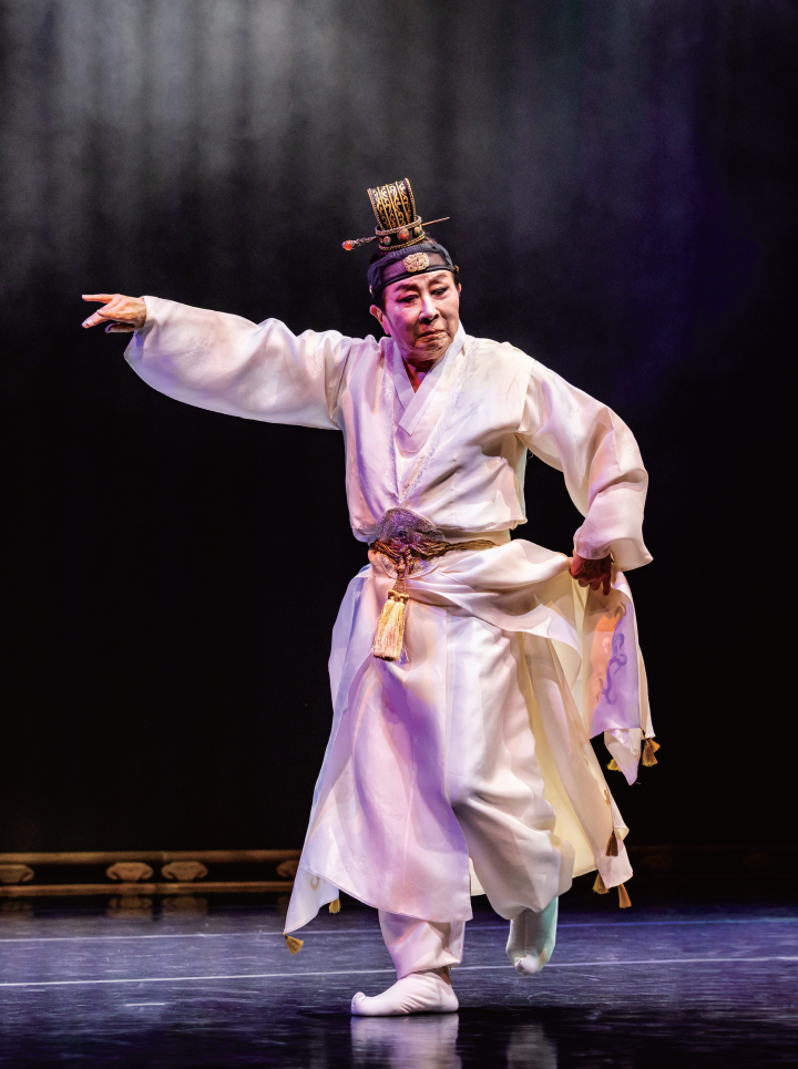 국수호 명인이 &lsquo;입춤&rsquo;을 선보이고 있다. 입춤은 춤에 입문하는 이들이 첫 발을 떼는 춤이다. 사진 C영상미디어