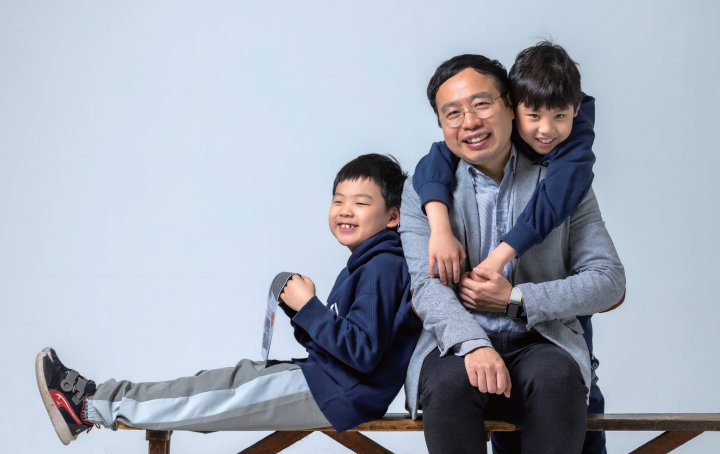 인터뷰 당일 헝가리에서 막 귀국한 송하진&middot;송진욱&middot;송다니엘 부자가 카메라를 향해 환하게 웃고 있다. 사진 C영상미디어