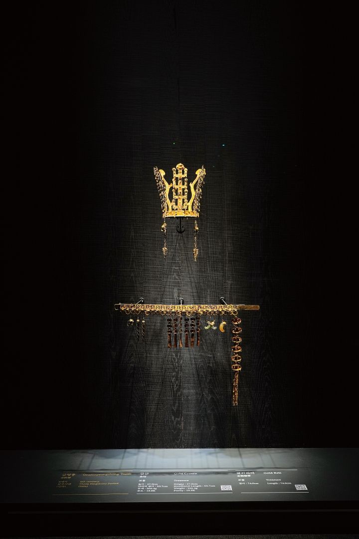 금령총 금관과 금허리띠. 크기가 다른 금관 출토품에 비해 작아 어린 왕족의 유물로 추정되며 금관에 굽은옥 장식이 없고 금관을 장식하는 드리개와 허리띠에 방울이 달려 있는 게 특징이다. 사진 국립경주박물관