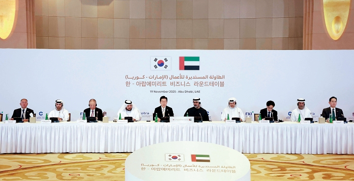 이재명 대통령이 11월 19일(현지시간) 한&middot;UAE 비즈니스 라운드테이블에서 칼리드 빈 모하메드 알 나흐얀 왕세자의 발언을 듣고 있다. 사진 뉴시스
