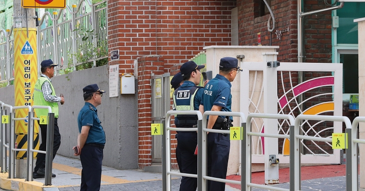 초등학생 납치 미수 등 아동 대상 범죄가 잇따르는 가운데 9월 12일 서울 시내 한 초등학교 앞에 경찰이 예방 순찰을 하고 있다. 사진 뉴시스